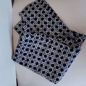 Stylish Liz & Co wicker look navy & white capris. Size 12.